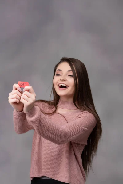 Chica con entrada de rifa ganadora —  Fotos de Stock