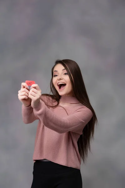 Menina feliz com Raffle Ticket — Fotografia de Stock