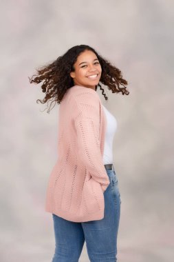 Kıvırcık saçlı gülümseyen güzel, Biracial lise kıdemli 