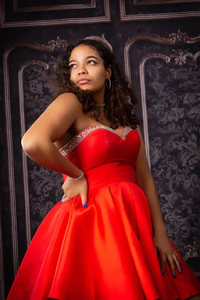 美丽, 出生高中高级穿着红色舞会礼服 — 图库照片