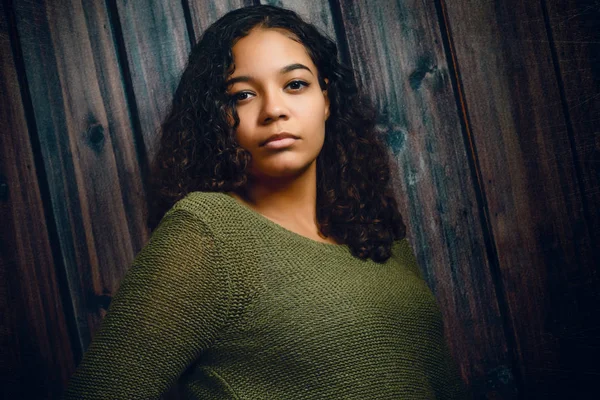 Schöne, birassische High School Senior mit lockigem Haar — Stockfoto