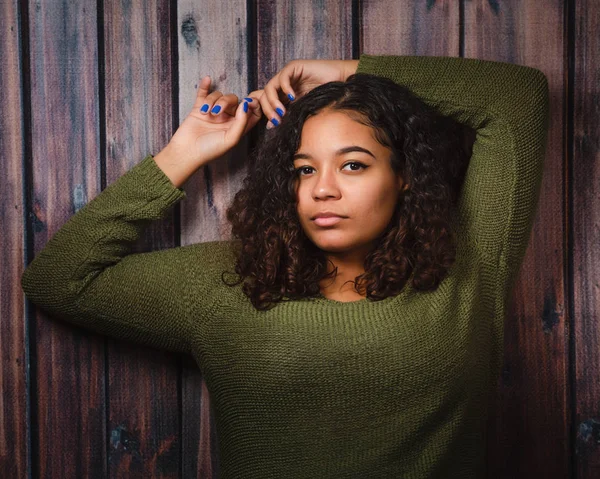 Bela, Biracial High School Sênior com cabelo encaracolado — Fotografia de Stock