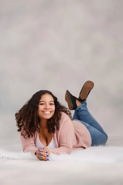 Belle, Biracial High School Senior avec cheveux bouclés sourire — Photo