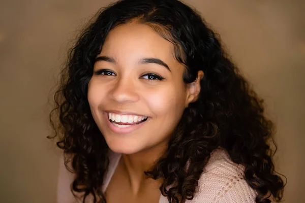 Kıvırcık saçlı gülümseyen güzel, Biracial lise kıdemli 