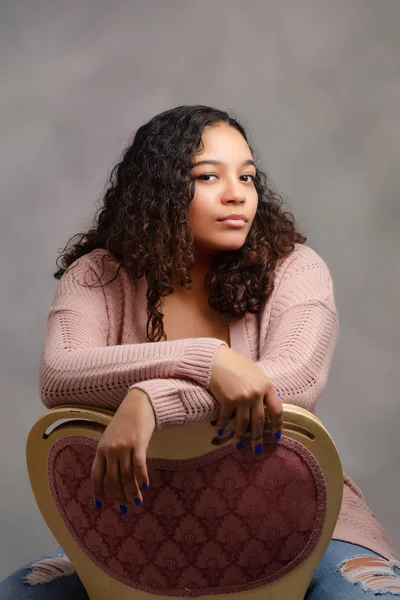 Bela, Biracial High School Sênior com cabelo encaracolado — Fotografia de Stock