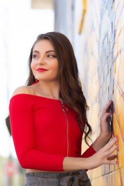 Bir güzel kadın beyaz lise kıdemli kız kırmızı kırpma top