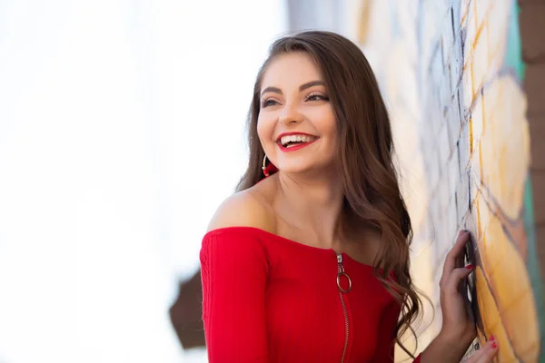 Uma bela menina do ensino médio caucasiano feminino no topo da colheita vermelha — Fotografia de Stock