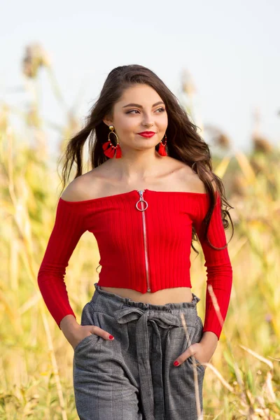 Egy szép női kaukázusi középiskolai vezető lány piros növény felső — Stock Fotó