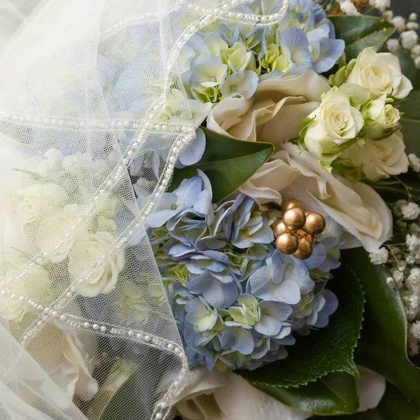 Día de la Boda Rosas Flores y Velo detalle — Foto de Stock