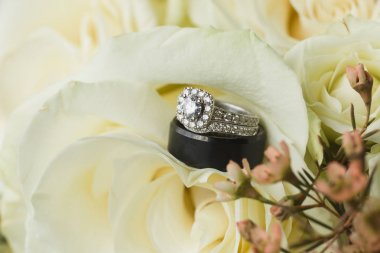 Elmas gelin düğün bandı ve nişan yüzüğü gül bou seti