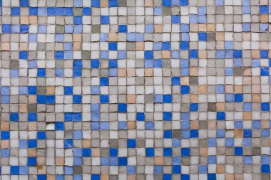 Eski yıpranmış düzensiz mozaik karolar.