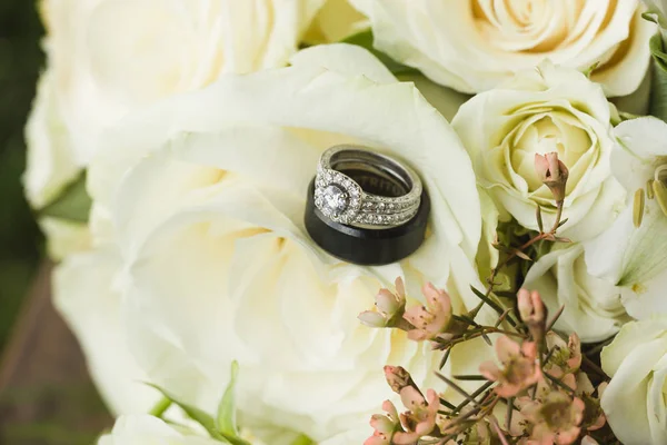 Fede nuziale diamante e anello di fidanzamento set in rosa bou — Foto Stock