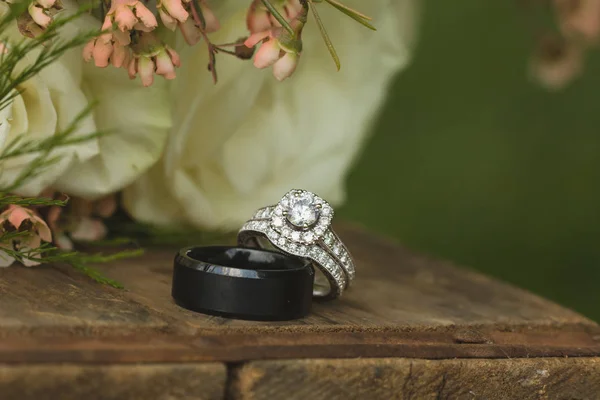 钻石新娘结婚戒指和订婚戒指由玫瑰布设置 图库图片