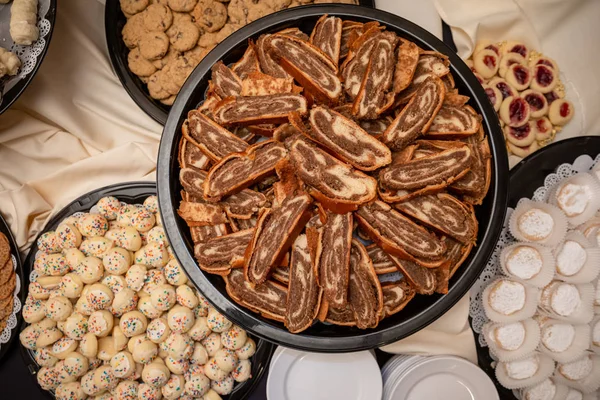 Massa de rolo de noz e biscoitos — Fotografia de Stock