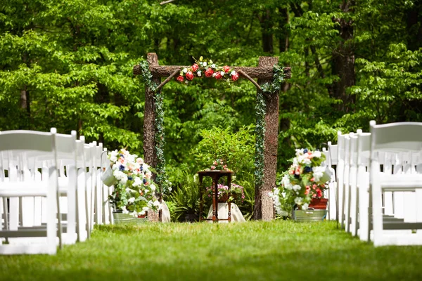 Ceremonia de boda al aire libre de verano Camino con arco de madera Fotos de stock