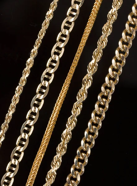 Cinco colares de corrente de ouro fechar — Fotografia de Stock