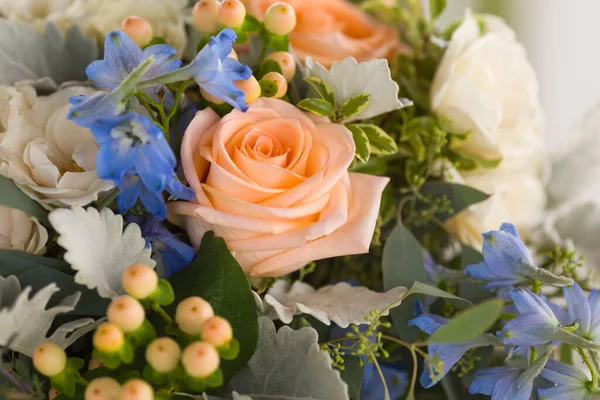 Nahaufnahme Der Braut Hochzeit Blumenstrauß Mit Rosa Rosen — Stockfoto