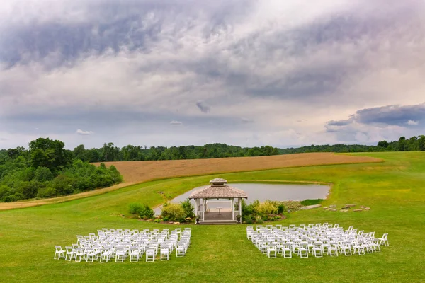 农场婚礼地点仪式 加泽博俯瞰着湖面 在郊外举行的婚外婚礼前 他的椅子已经竖起来了 — 图库照片