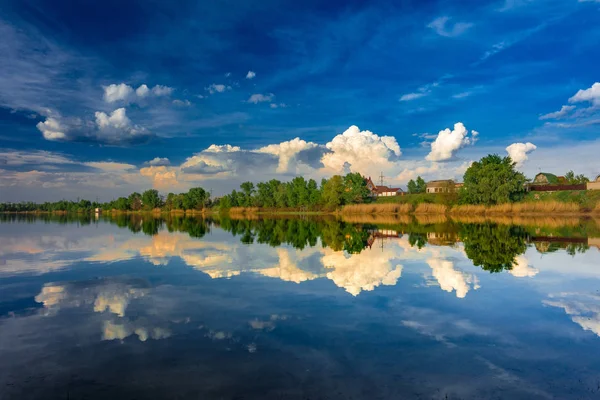 Beautiful Lake Shoreline Green Trees Bright Blue Sky — Stock Photo, Image