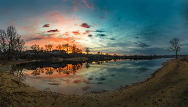 Panoramik Göl Üzerinde Güzel Gün Batımı — Stok fotoğraf
