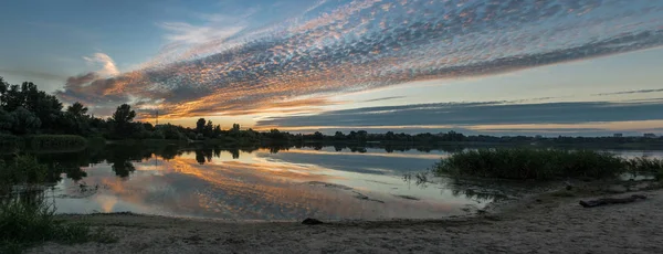 Panoramablick Auf Den Schönen Sonnenuntergang Über Dem See — Stockfoto