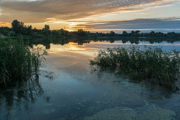 Vackra Ljusa Solnedgång Över Lugn Flod — Stockfoto