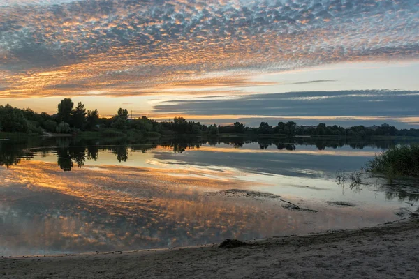 Vackra Ljusa Solnedgång Över Lugn Flod — Stockfoto