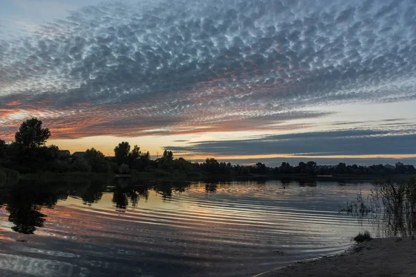 Vackra Ljusa Solnedgång Över Lugn Flod — Stockfoto