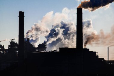 Göl kıyı üzerinde büyük endüstriyel tesis