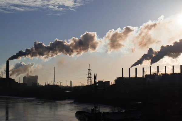 Grote Industriële Plant Lake Kustlijn — Stockfoto