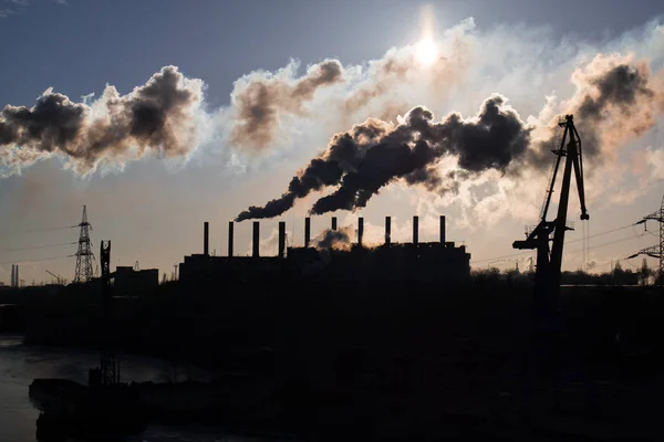 Grote Industriële Plant Lake Kustlijn — Stockfoto