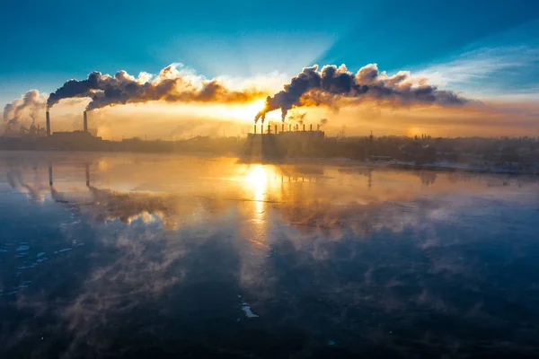 Göl Kıyı Üzerinde Büyük Endüstriyel Tesis — Stok fotoğraf