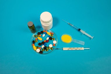 Üstten görünüm renkli tıp hapları ve şişeler, tıp ve sağlık kavramı 