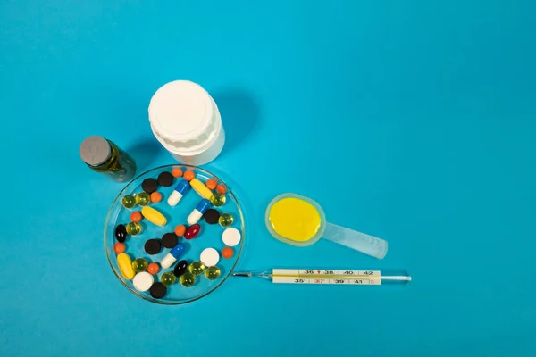 カラフルな医療錠剤ボトル 医療やヘルスケアの概念 — ストック写真
