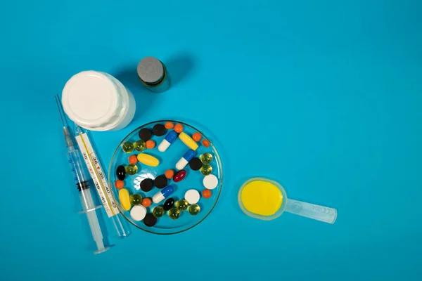 Vista Superior Coloridas Píldoras Botellas Médicas Medicina Concepto Salud — Foto de Stock