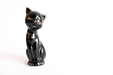 Beyaz arka planda siyah kedi biblo