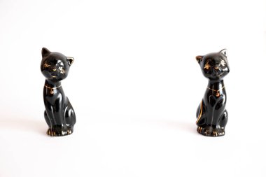 Beyaz arka planda siyah kedi biblo
