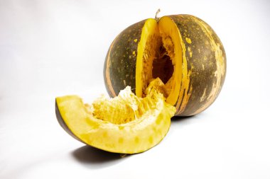 Beyaz arka plan üzerinde büyük Olgun kesilerek kabak