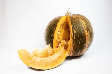 Beyaz arka plan üzerinde büyük Olgun kesilerek kabak