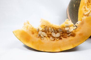 Beyaz arka plan üzerinde büyük Olgun kesilerek kabak