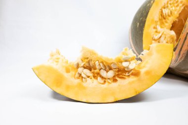 Beyaz arka plan üzerinde büyük Olgun kesilerek kabak