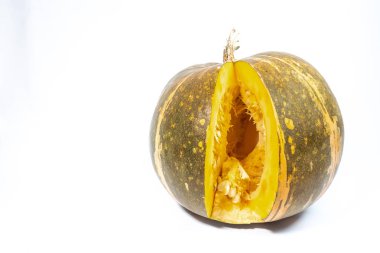 Beyaz arka plan üzerinde büyük Olgun kesilerek kabak