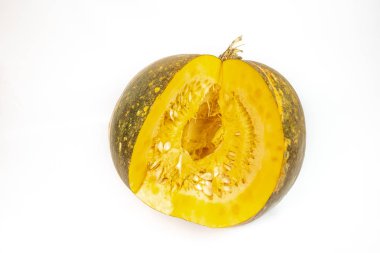Beyaz arka plan üzerinde büyük Olgun kesilerek kabak