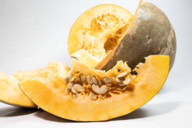 Beyaz arka plan üzerinde büyük Olgun kesilerek kabak