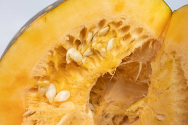 Beyaz arka plan üzerinde büyük Olgun kesilerek kabak