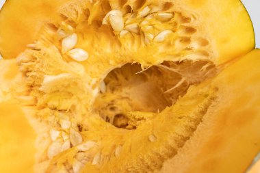 Beyaz arka plan üzerinde büyük Olgun kesilerek kabak