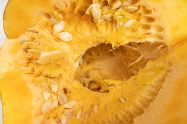 Beyaz arka plan üzerinde büyük Olgun kesilerek kabak