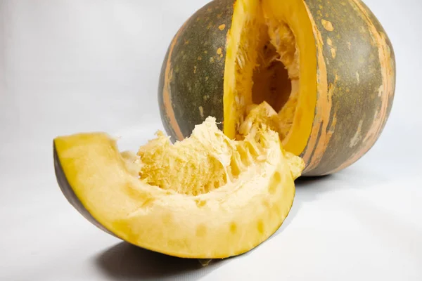 Gran Calabaza Cortada Madura Sobre Fondo Blanco —  Fotos de Stock