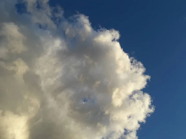 Nuvens Brancas Bonitas Céu Azul — Fotografia de Stock