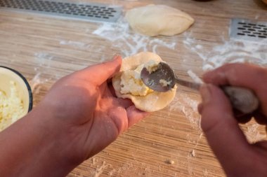 Erkek peynir yapma köfte eller